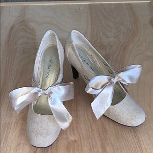Bow heel shoes